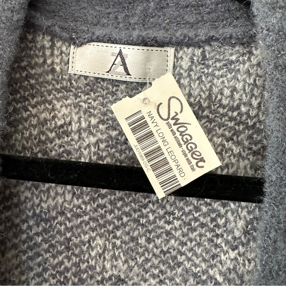 New Navy Long Leopard Size Medium Sweater - Picture 3 of 4